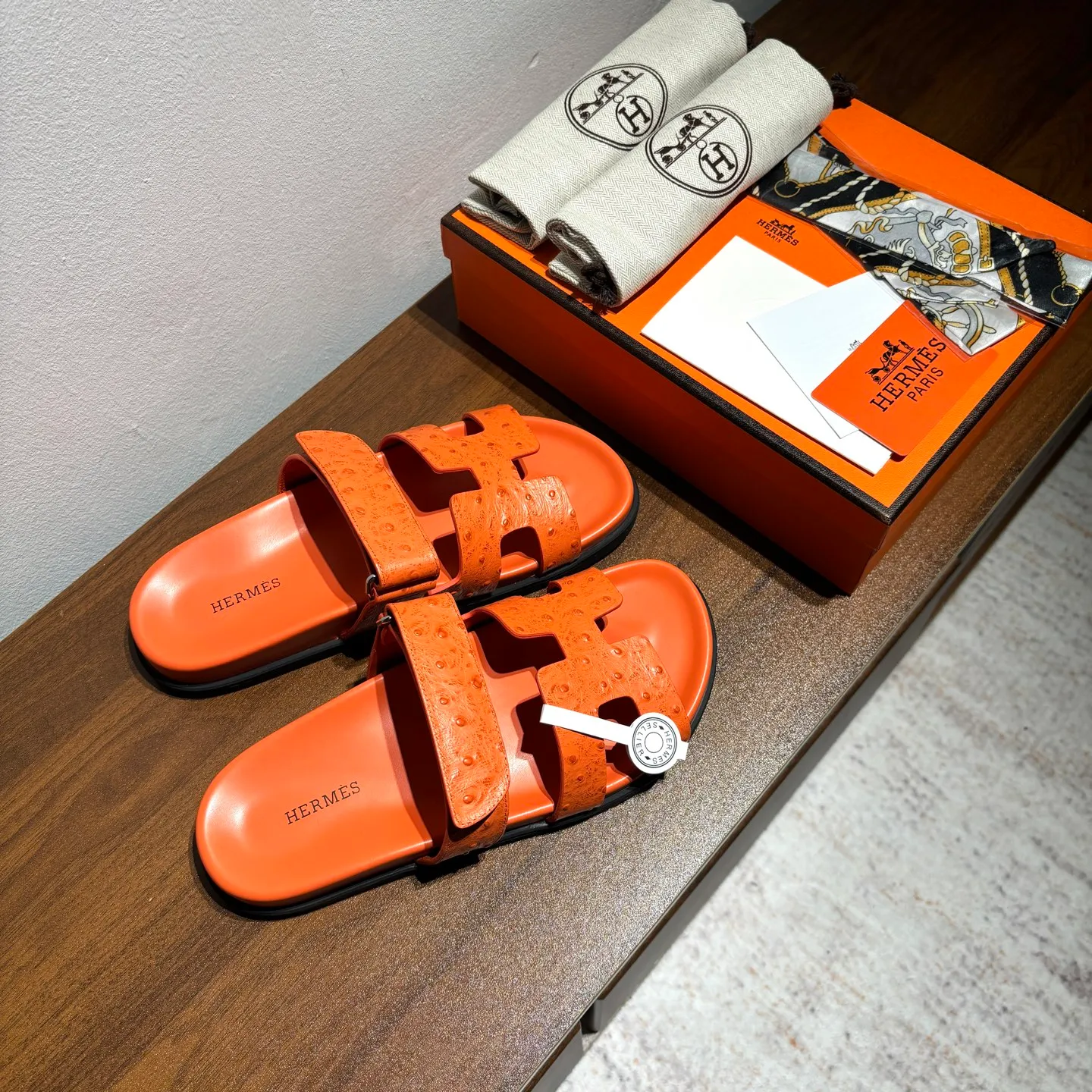 👟👟Ex-factory price 520👟👟 Men's size +10 Brand💗: HERMES Number💗: H8018-210199 Color💗: Ostrich pattern new color system Size 💗: 35 to 40 38-45 Upper material: imported calfskin Outsole material: Tpu anti-slip and wear-resistant outsole 🆕🆕🆕HERMES 2025 latest color matching, original purchased and dismantled, imported custom fabrics. All colors have been adjusted N times, striving to be zero different from the original! The top version for women 💰 Erjie's shoes that have become extremely popular recently - chypre sandals, which are comfortable for all ages and are cute and cute. Paired with various colored socks, it’s so trendy